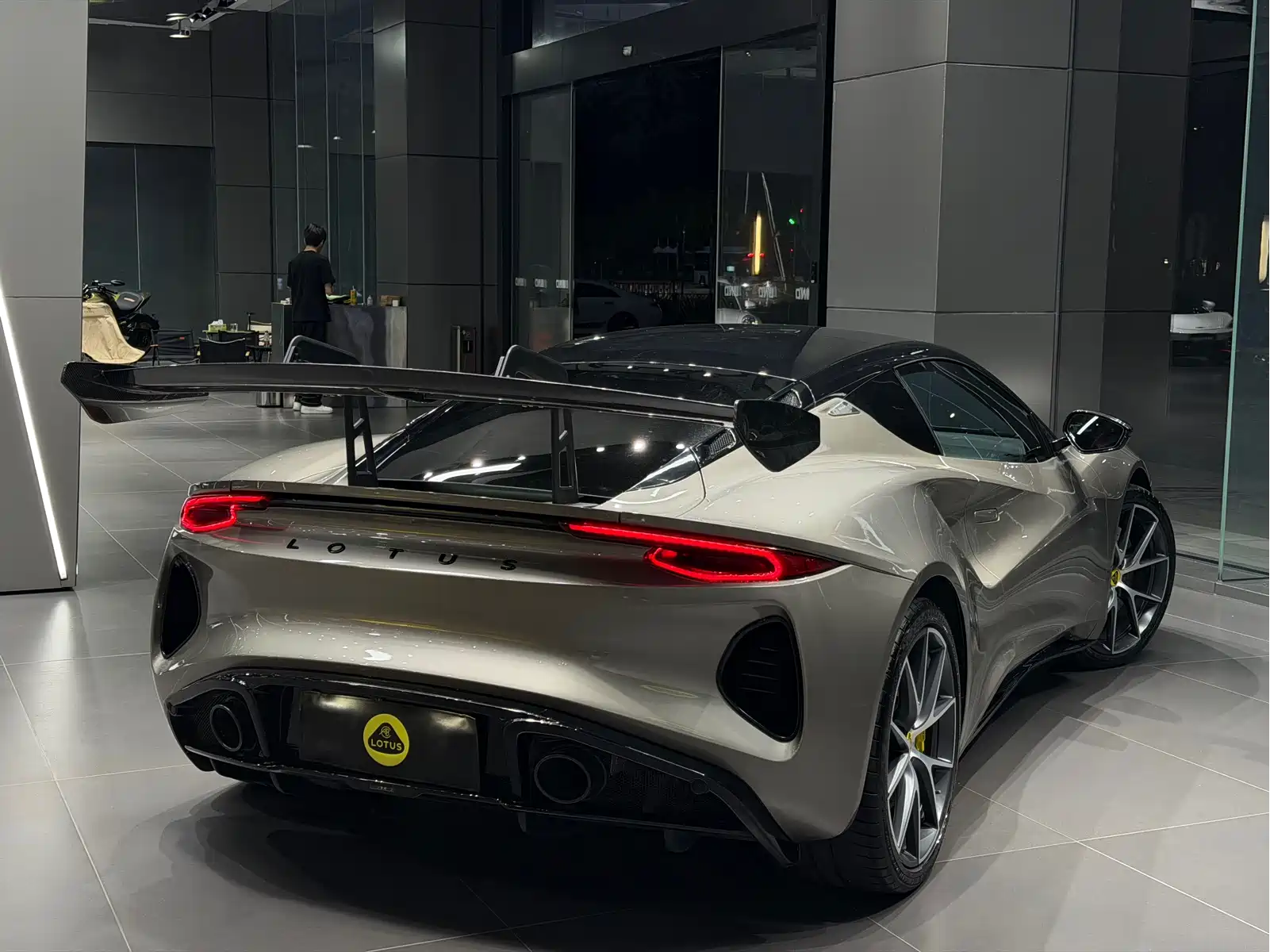 Lotus Cars EMIRA 2021 2.0T DCT First Edition — фото 3