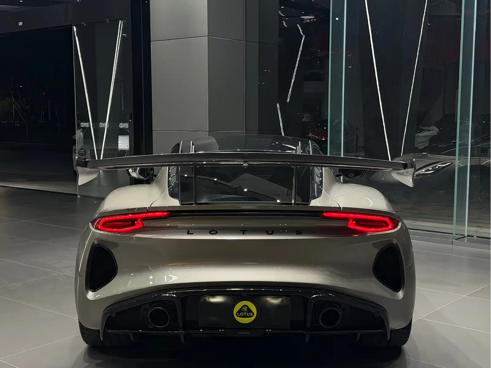 Lotus Cars EMIRA 2021 2.0T DCT First Edition — фото 4