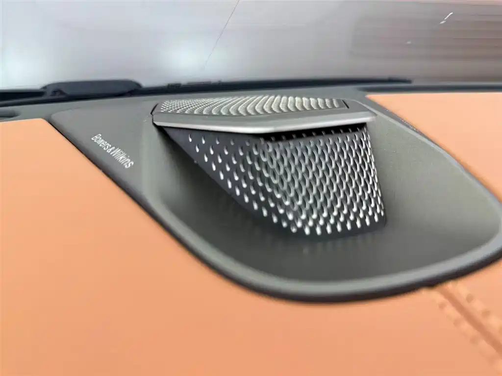 Aston Martin DB12 2023 4.0T V8 Volante — фото 10