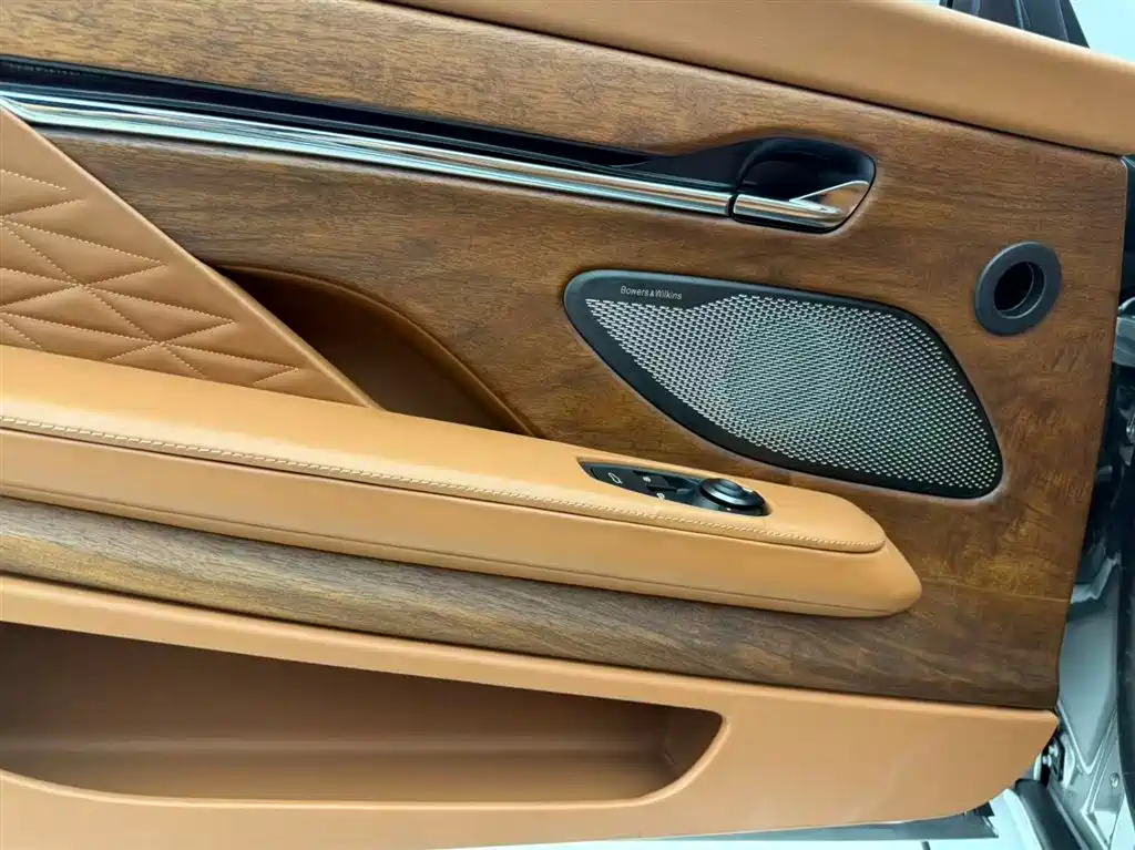 Aston Martin DB12 2023 4.0T V8 Volante — фото 13