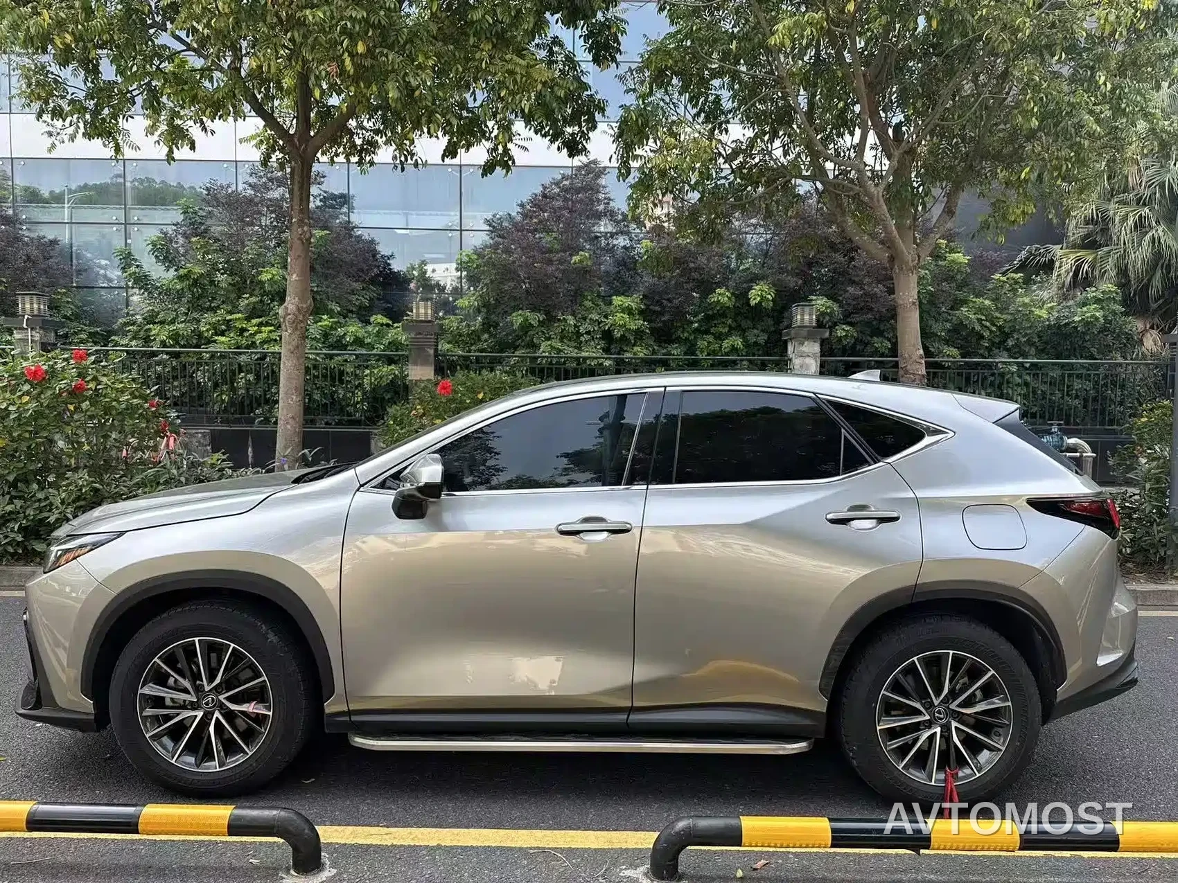 Lexus NX 2023 260 FWD Joy Creation Edition — фото 10