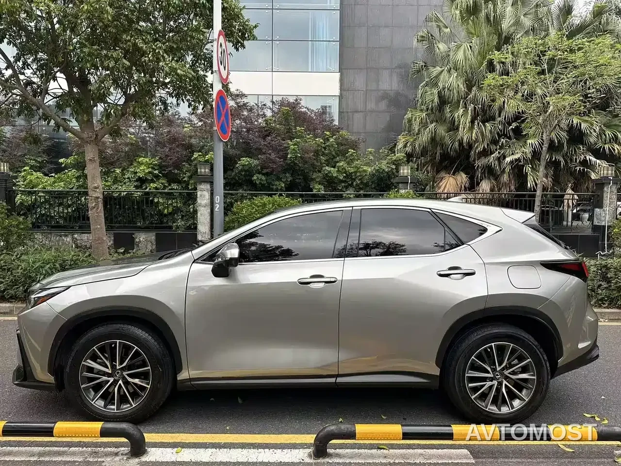 Lexus NX 2022 350h FWD Joy Creation Edition — фото 14