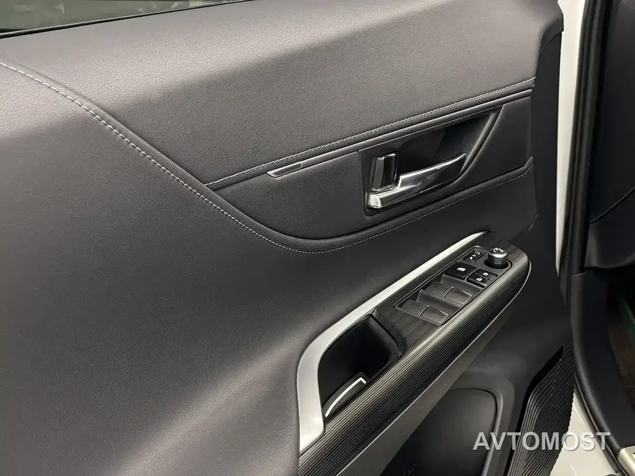 Toyota Lingfang HARRIER 2023 Hybrid 2.5L CVT 4WD Luxury Edition — фото 21