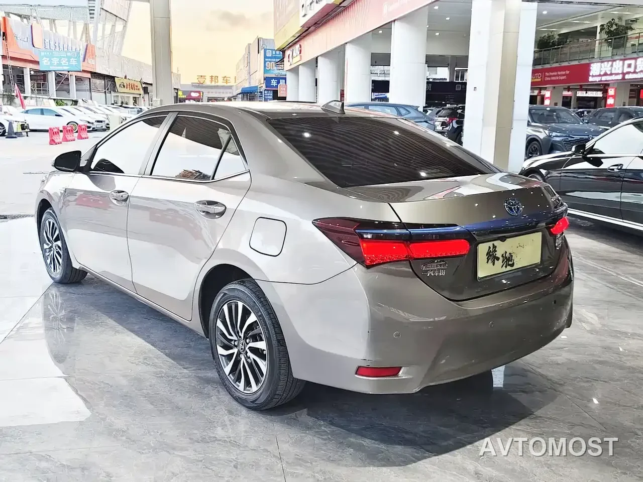 Toyota Corolla Twin Engine E+ 2020 1.8L E-CVT Comfort Edition — фото 3