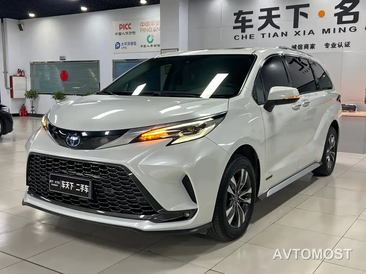 Toyota Granvia 2023 2.5L Hybrid Luxury Edition — фото 1