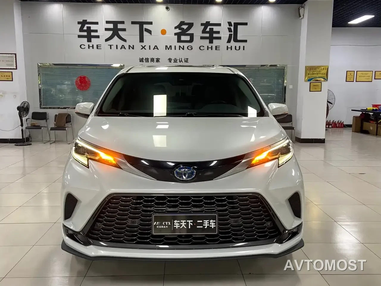 Toyota Granvia 2023 2.5L Hybrid Luxury Edition — фото 2