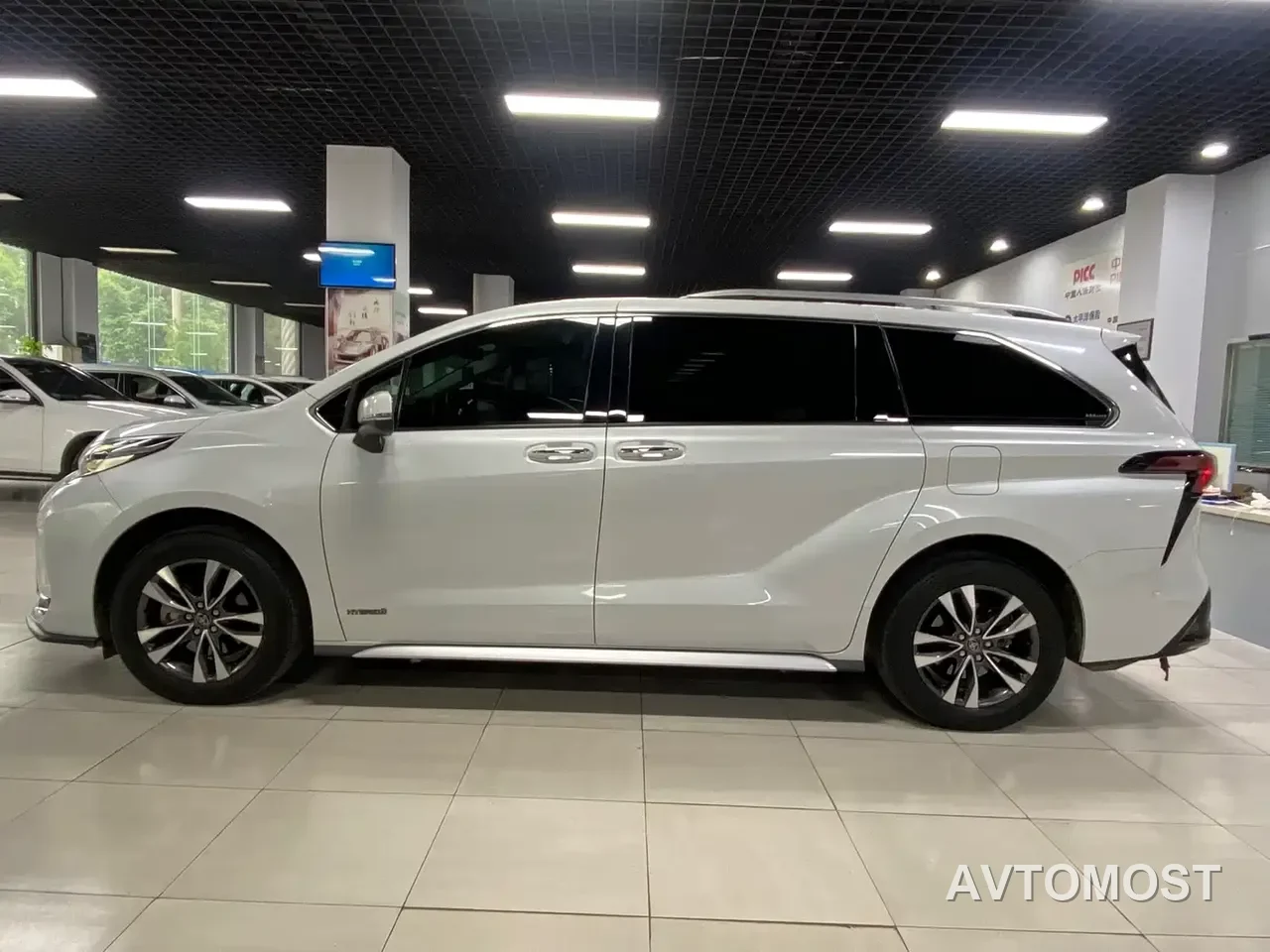 Toyota Granvia 2023 2.5L Hybrid Luxury Edition — фото 3