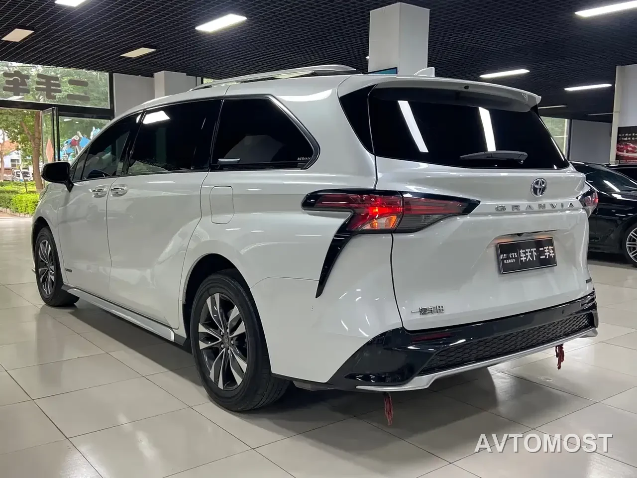 Toyota Granvia 2023 2.5L Hybrid Luxury Edition — фото 4