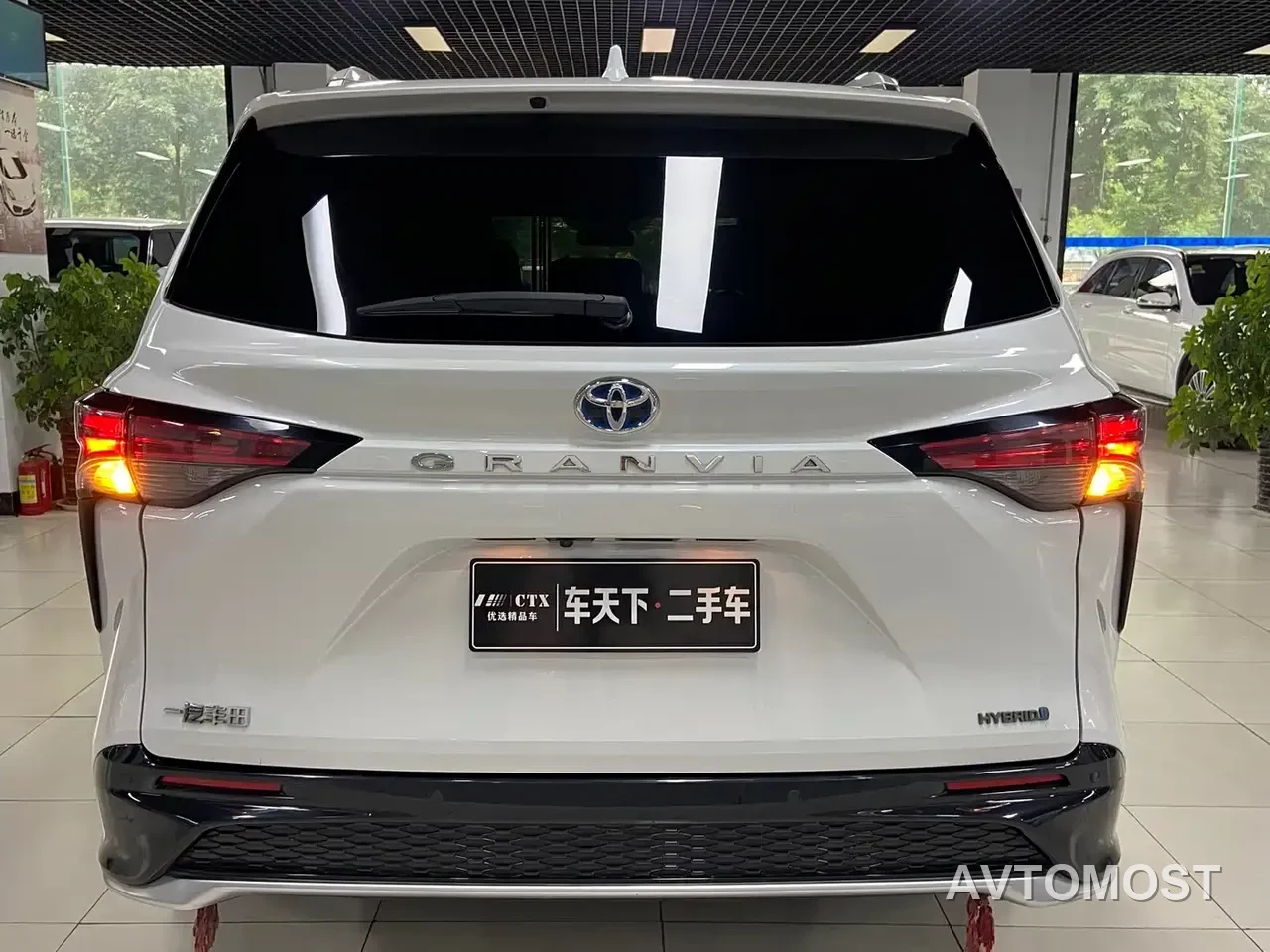 Toyota Granvia 2023 2.5L Hybrid Luxury Edition — фото 5