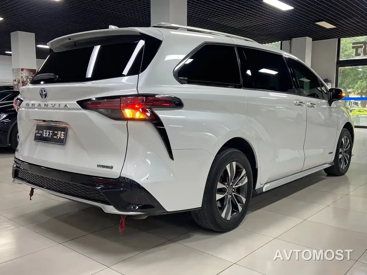 Toyota Granvia 2023 2.5L Hybrid Luxury Edition — фото 6