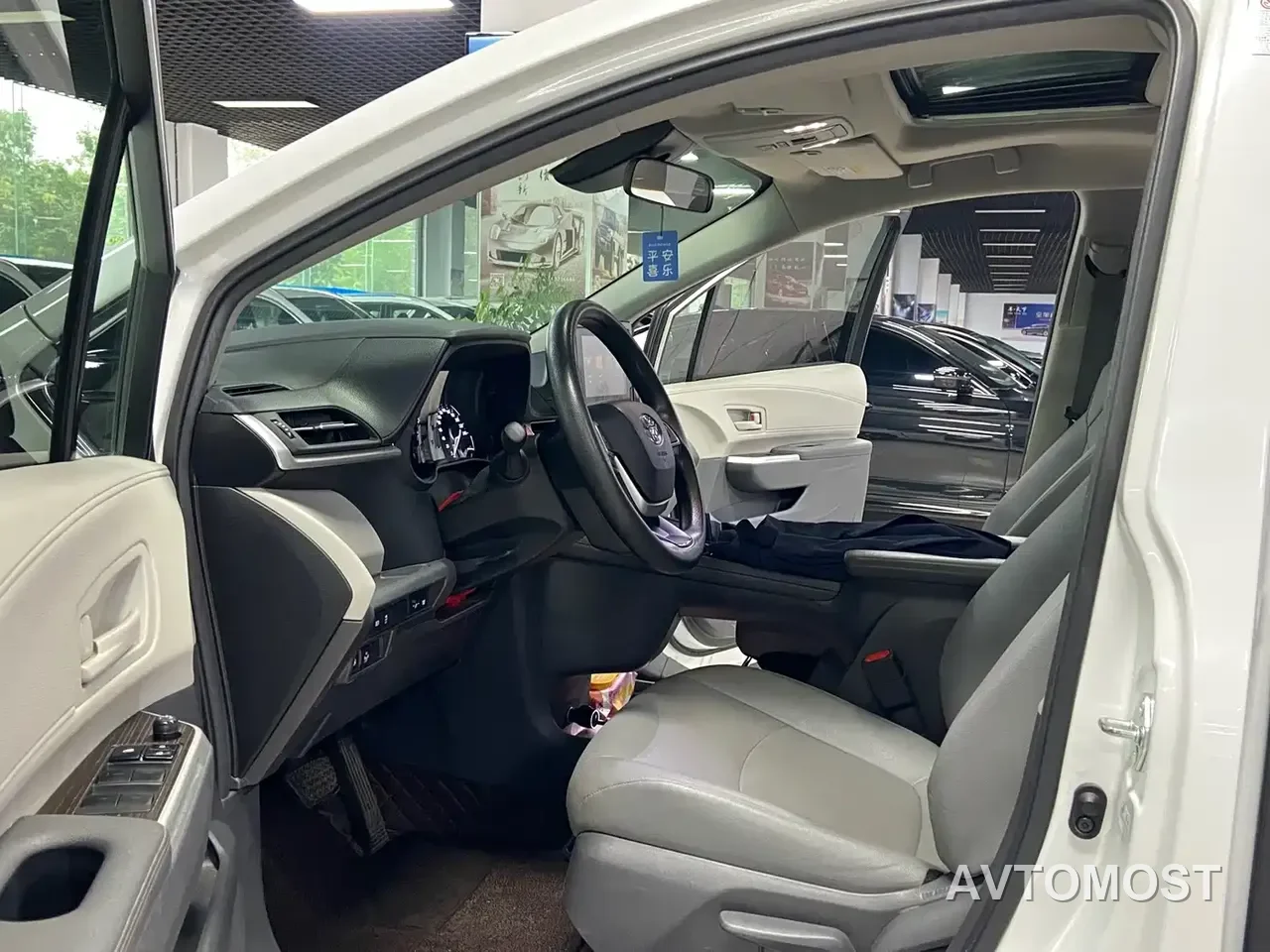 Toyota Granvia 2023 2.5L Hybrid Luxury Edition — фото 7
