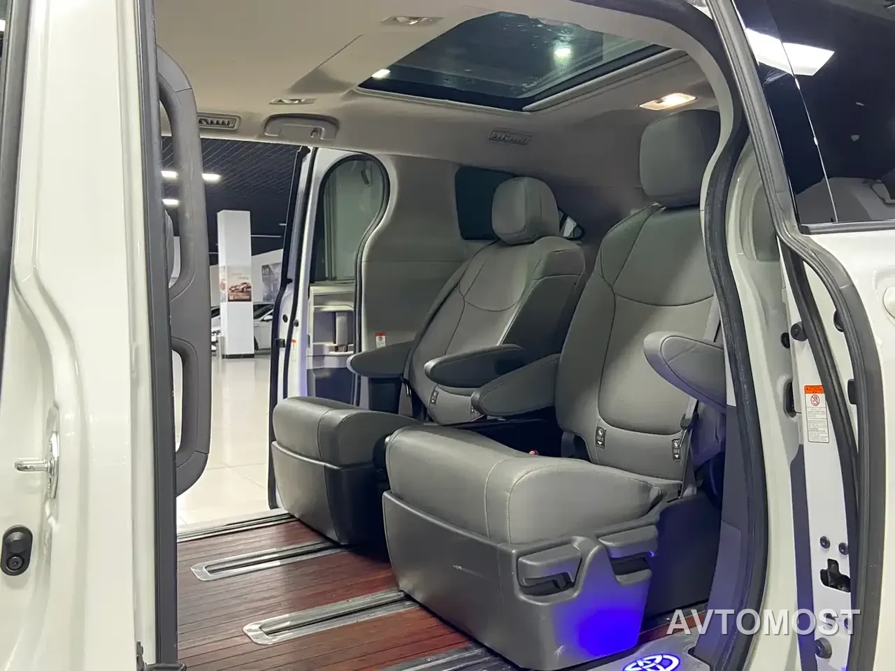 Toyota Granvia 2023 2.5L Hybrid Luxury Edition — фото 8
