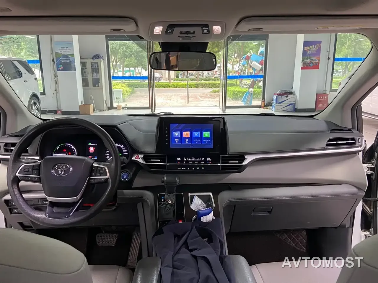 Toyota Granvia 2023 2.5L Hybrid Luxury Edition — фото 9