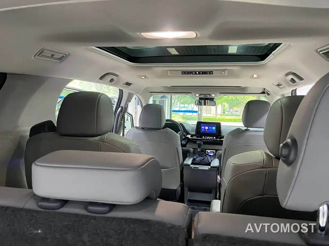 Toyota Granvia 2023 2.5L Hybrid Luxury Edition — фото 14