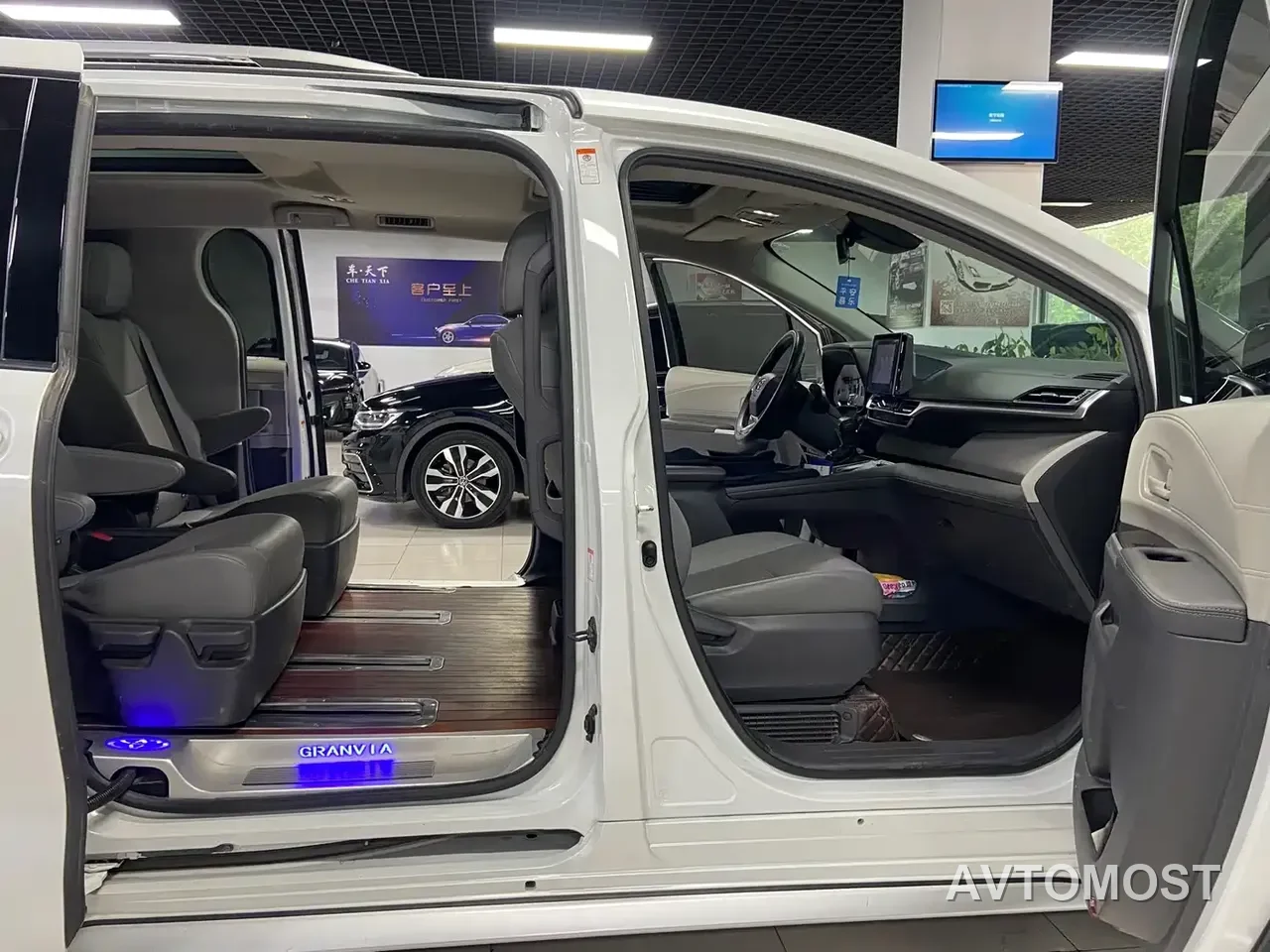 Toyota Granvia 2023 2.5L Hybrid Luxury Edition — фото 15