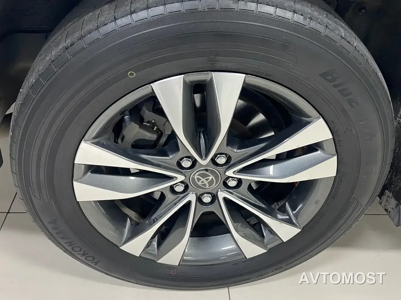 Toyota Granvia 2023 2.5L Hybrid Luxury Edition — фото 17