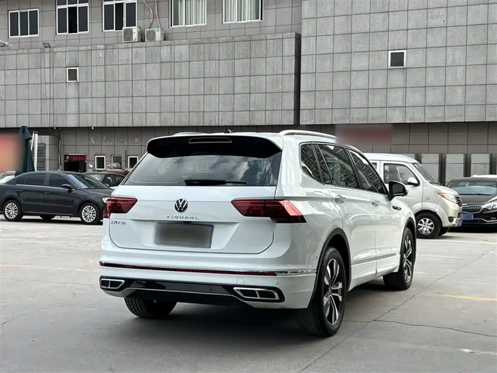Volkswagen Tiguan L 2023 Facelift 330TSI Auto FWD R-Line Premium — фото 3