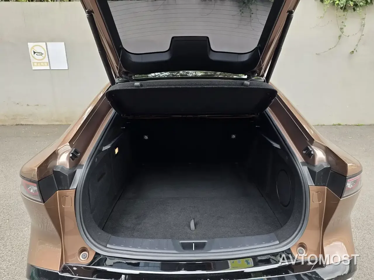 Mazda EZ-6 2024 Extended Range 200 Premium Edition — фото 32