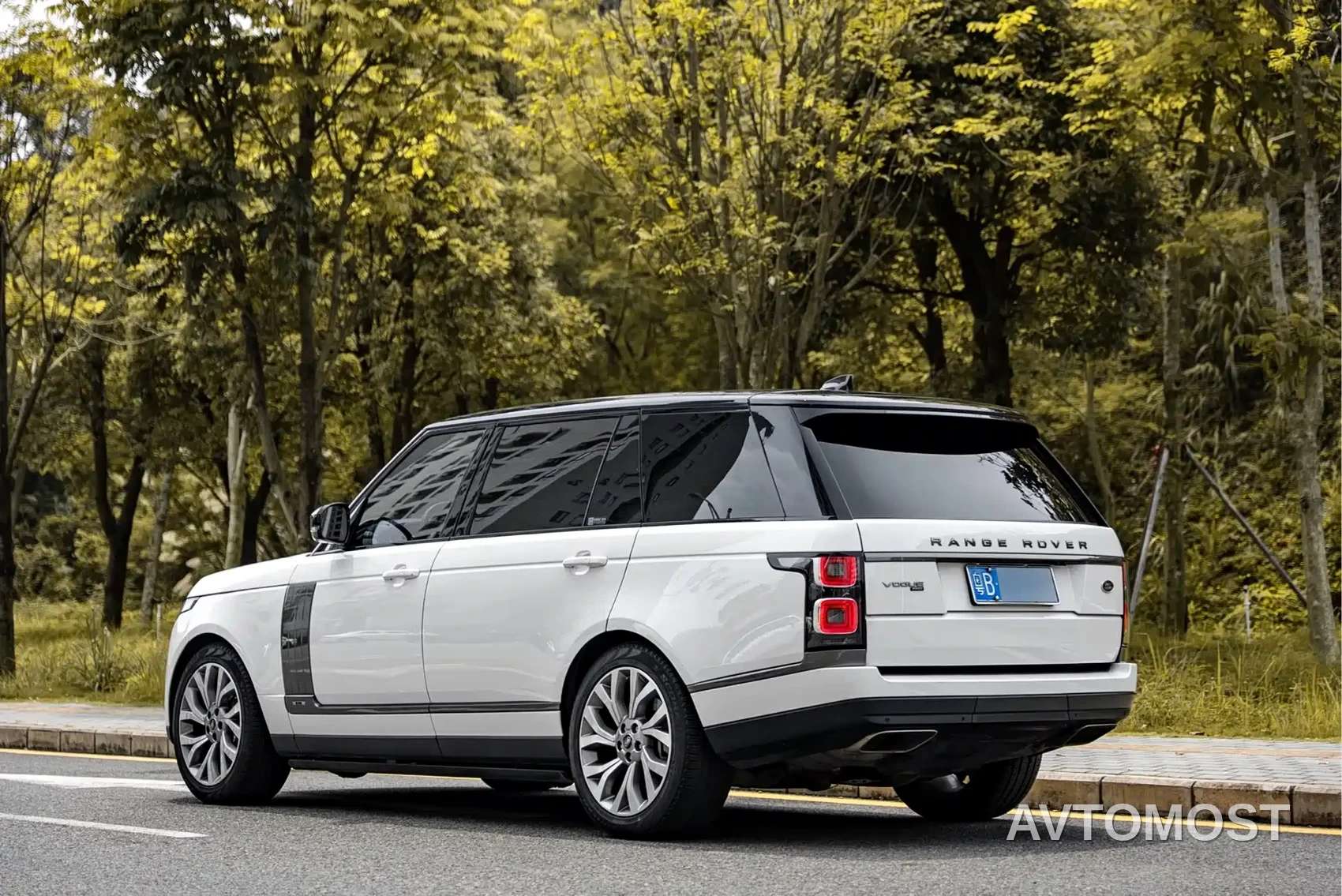 Land Rover Range Rover 2021 3.0 L6 Heritage Extended Classic Edition — фото 3