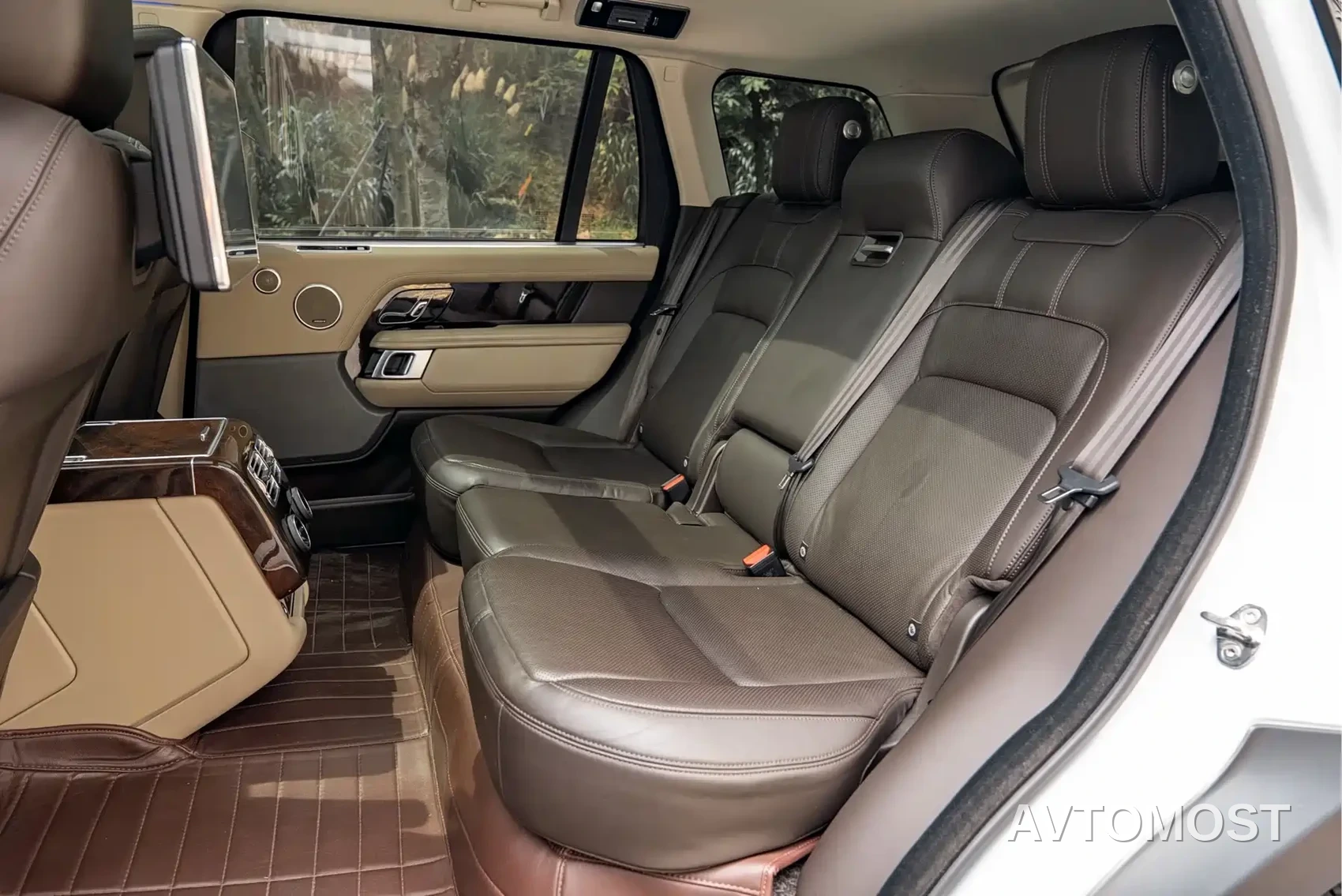 Land Rover Range Rover 2021 3.0 L6 Heritage Extended Classic Edition — фото 7