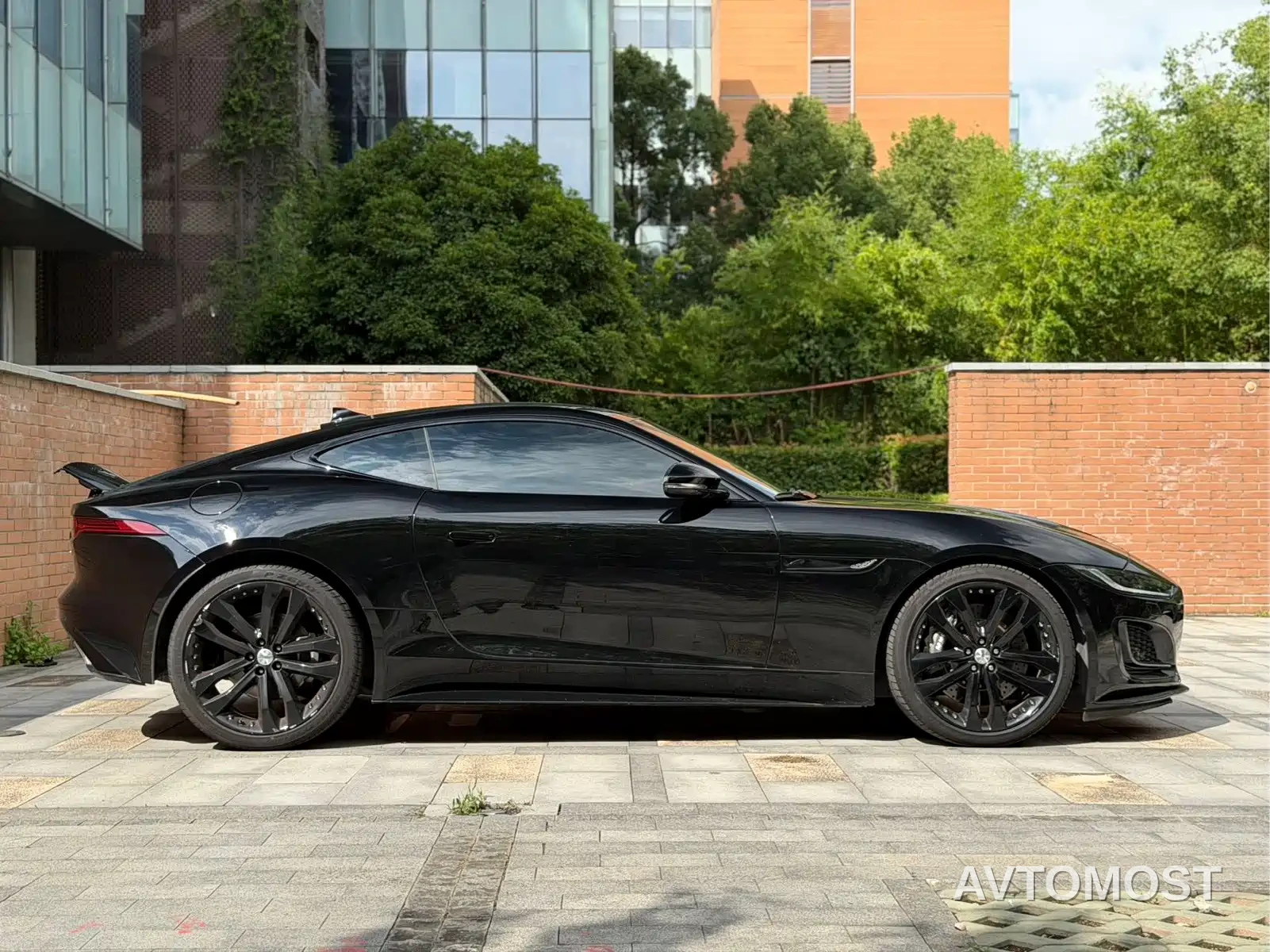 Jaguar F-TYPE 2022 P300 Hardtop R-DYNAMIC BLACK — фото 4