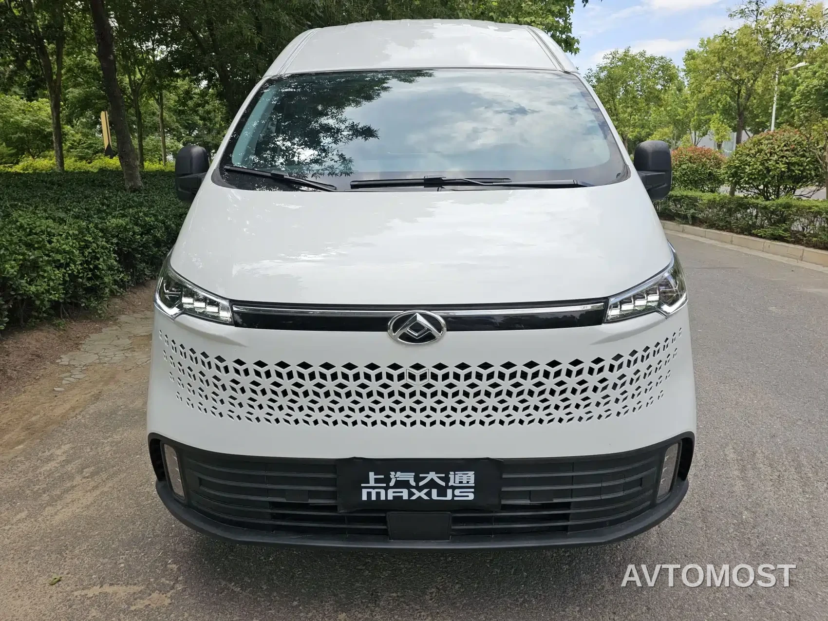 SAIC Maxus Xintu V70 2023 Model 2.0T Elite Edition Automatic Long Wheelbase Medium Roof 6/7-Seater — фото 2