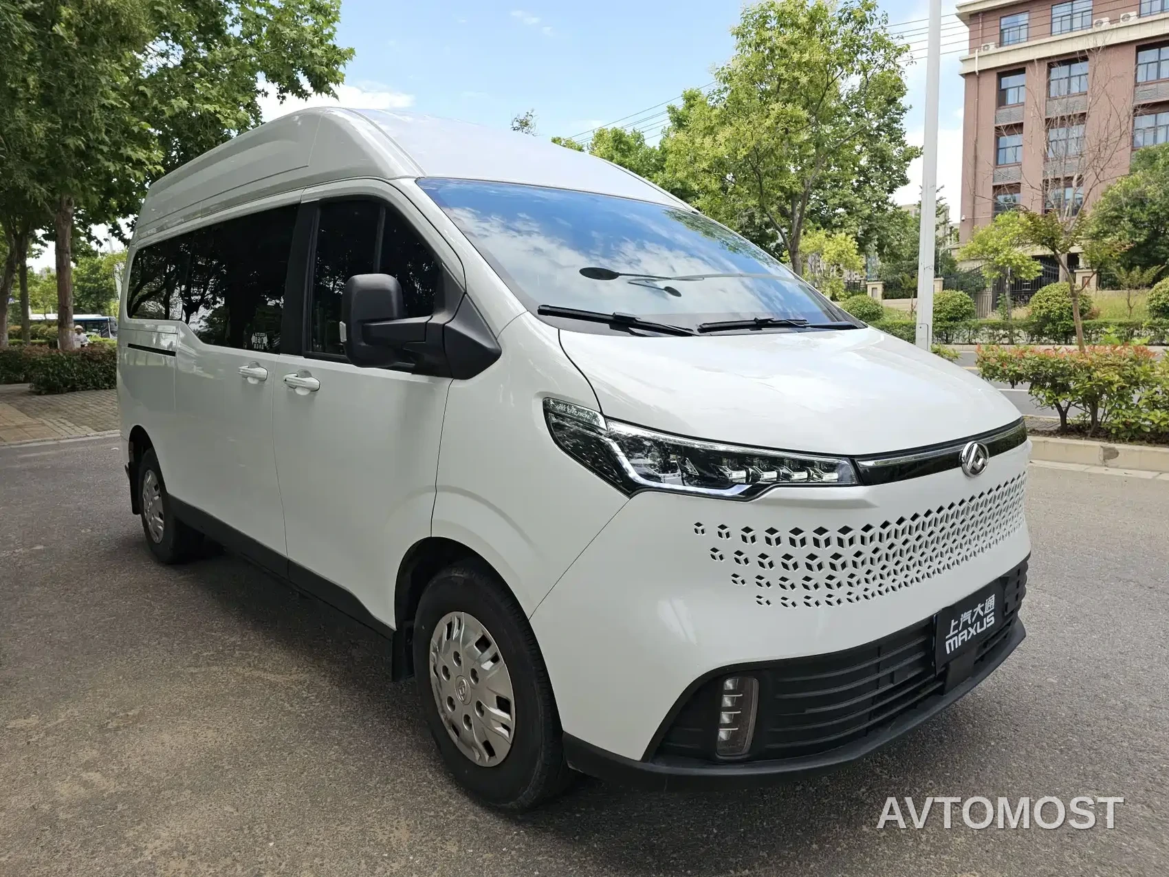 SAIC Maxus Xintu V70 2023 Model 2.0T Elite Edition Automatic Long Wheelbase Medium Roof 6/7-Seater — фото 3