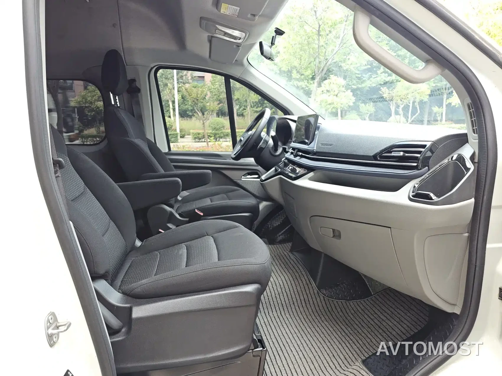 SAIC Maxus Xintu V70 2023 Model 2.0T Elite Edition Automatic Long Wheelbase Medium Roof 6/7-Seater — фото 8