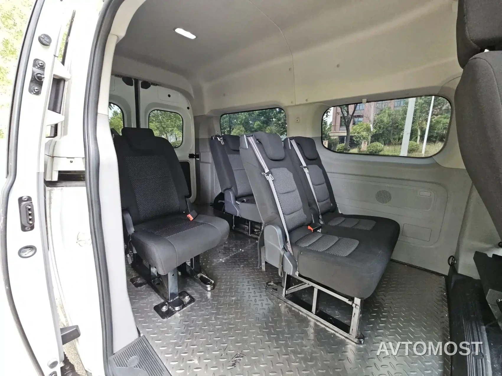SAIC Maxus Xintu V70 2023 Model 2.0T Elite Edition Automatic Long Wheelbase Medium Roof 6/7-Seater — фото 9