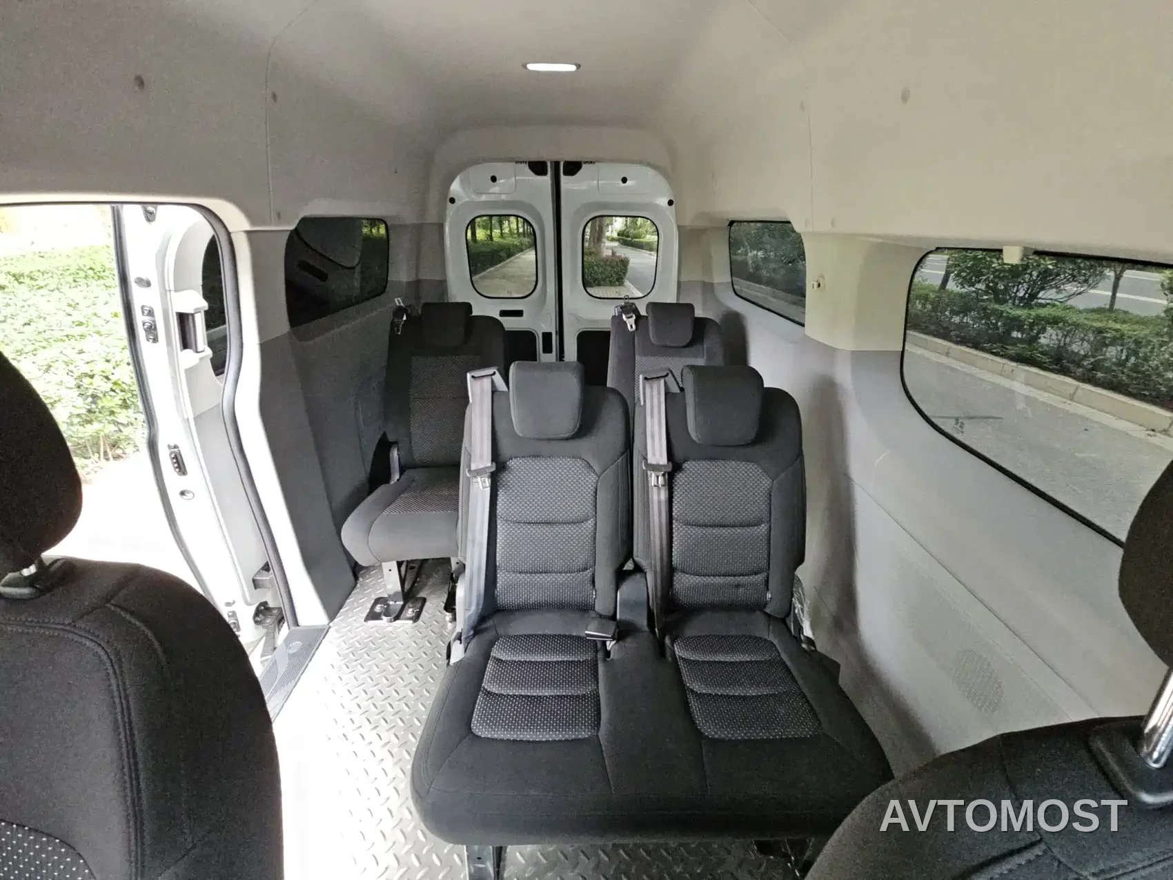 SAIC Maxus Xintu V70 2023 Model 2.0T Elite Edition Automatic Long Wheelbase Medium Roof 6/7-Seater — фото 10