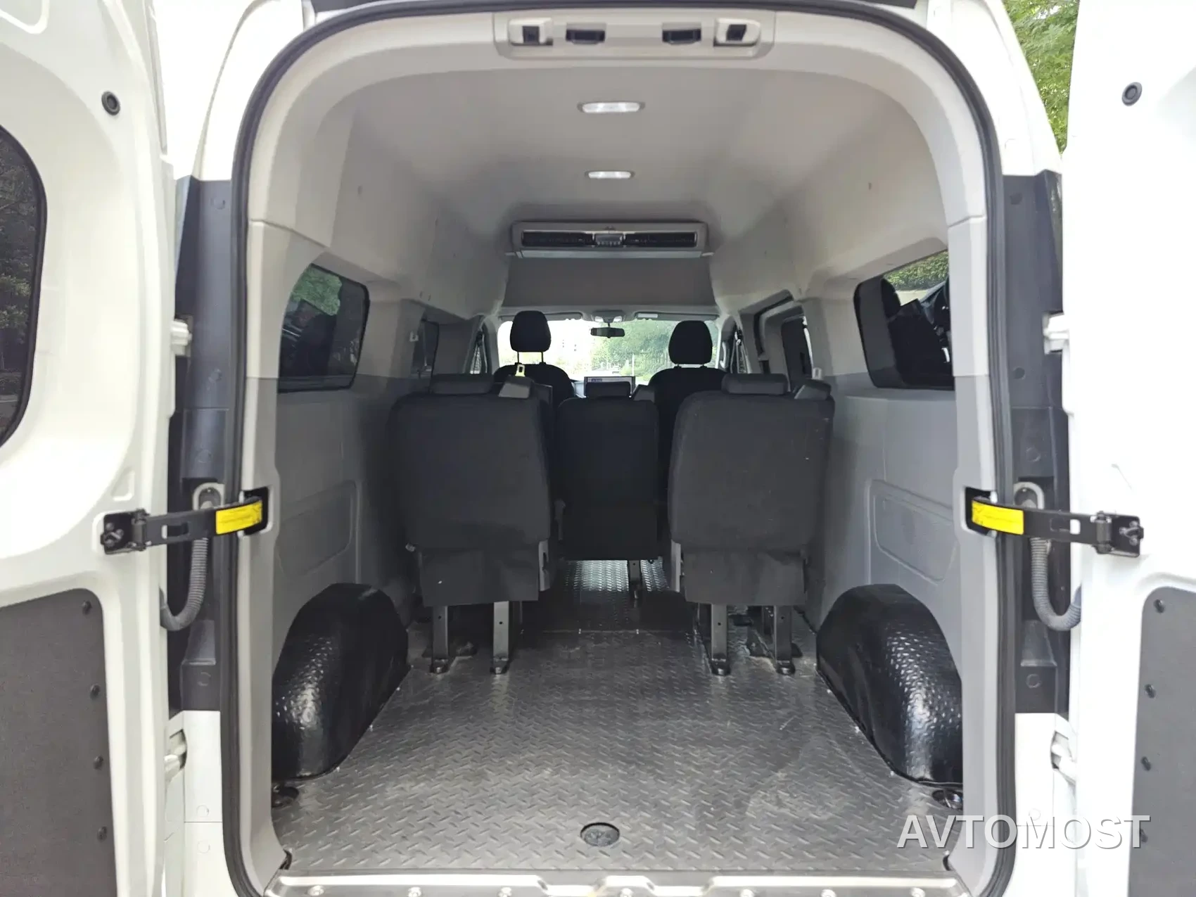 SAIC Maxus Xintu V70 2023 Model 2.0T Elite Edition Automatic Long Wheelbase Medium Roof 6/7-Seater — фото 11