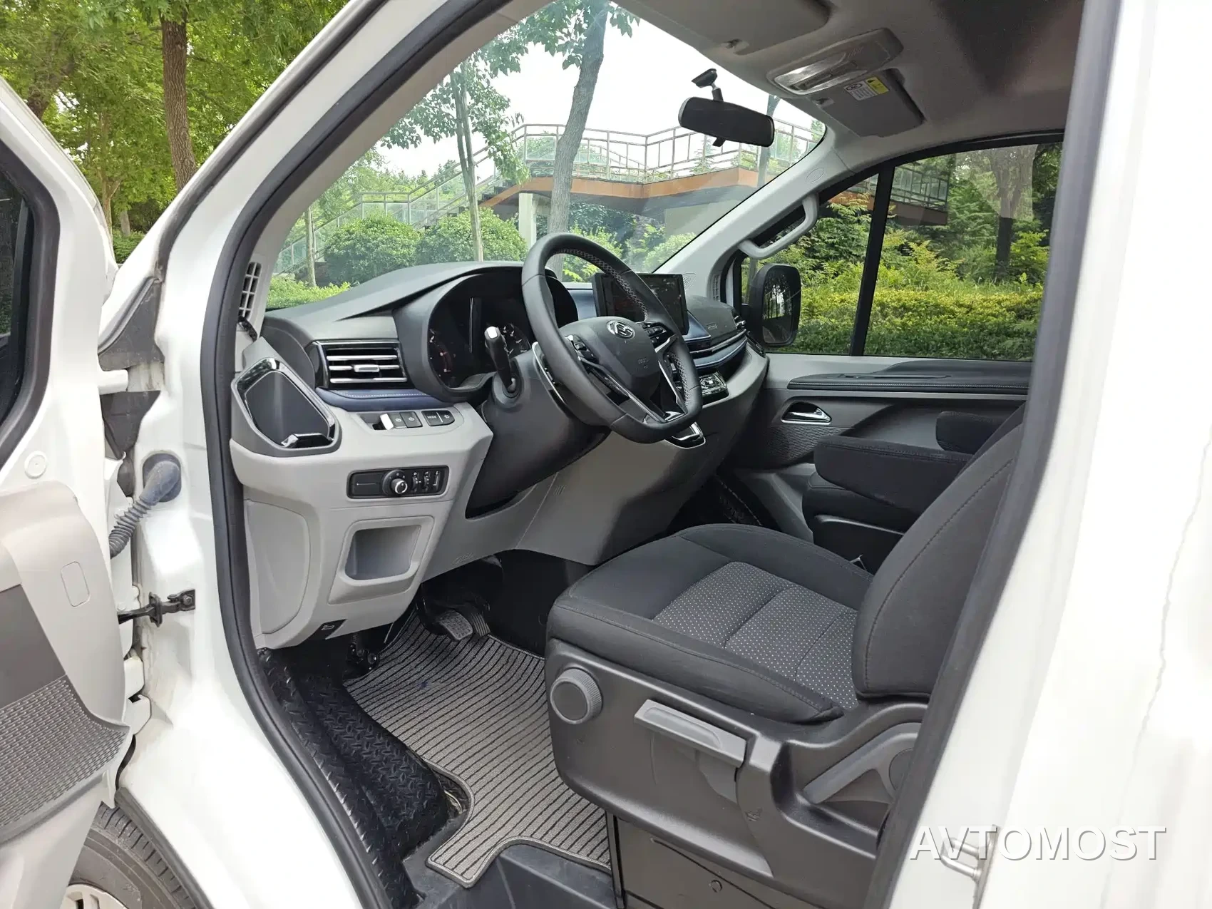 SAIC Maxus Xintu V70 2023 Model 2.0T Elite Edition Automatic Long Wheelbase Medium Roof 6/7-Seater — фото 12