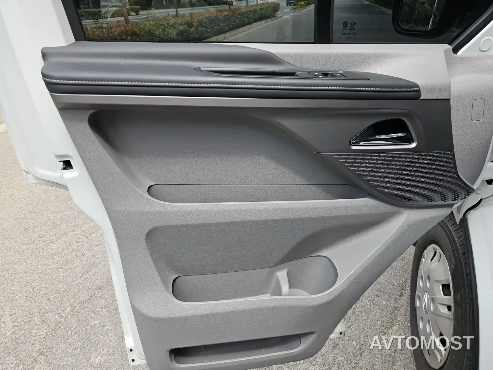 SAIC Maxus Xintu V70 2023 Model 2.0T Elite Edition Automatic Long Wheelbase Medium Roof 6/7-Seater — фото 16