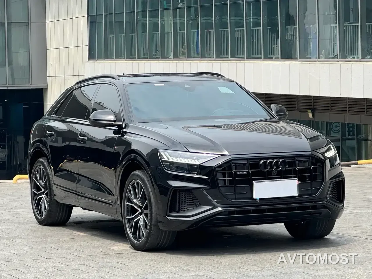 Audi Q8 2022 55 TFSI Exclusive Dynamic — фото 3