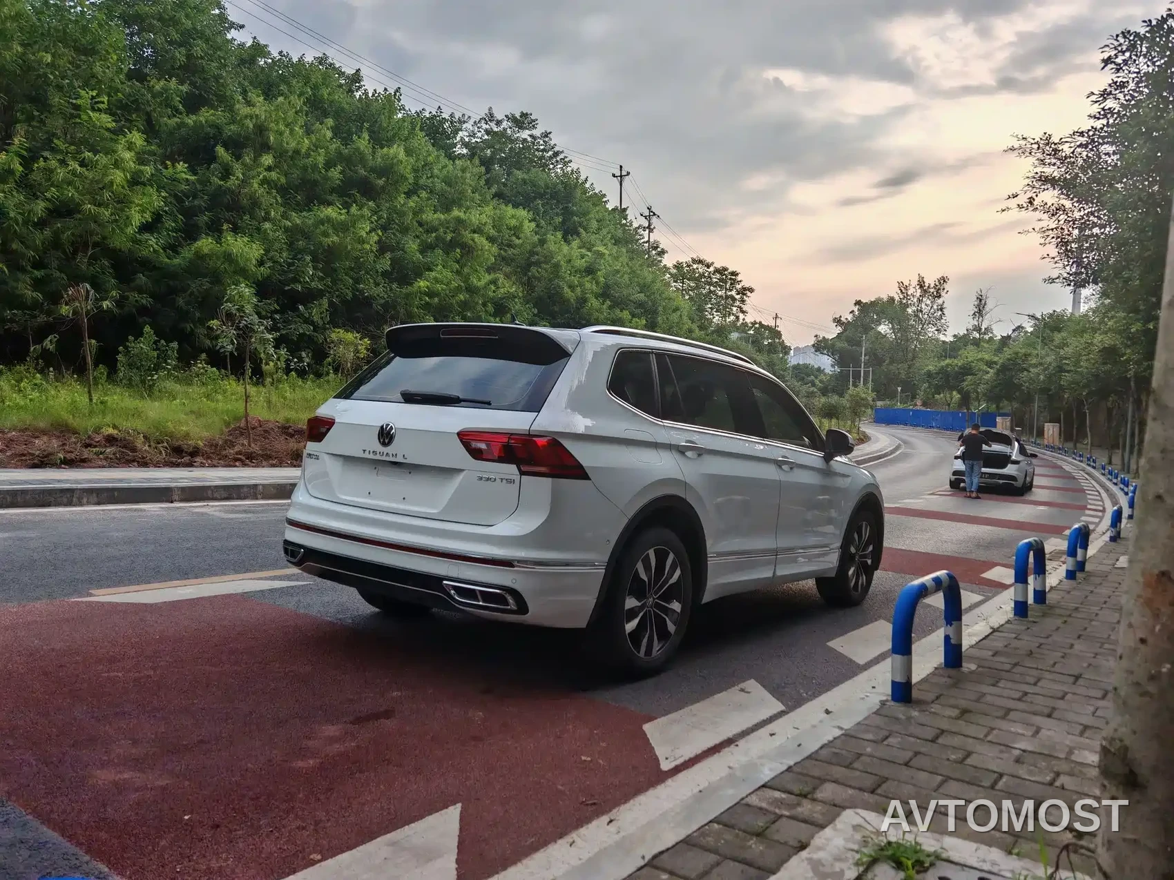 Volkswagen Tiguan L 2024 Outstanding 330TSI Auto 2WD R-Line Dragon Glory Edition — фото 9