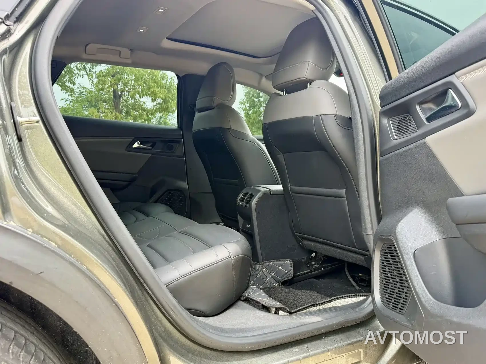 Citroën Versailles C5 X 2022 1.6T Enjoy Extraordinary Tiger Year Opening Edition — фото 16