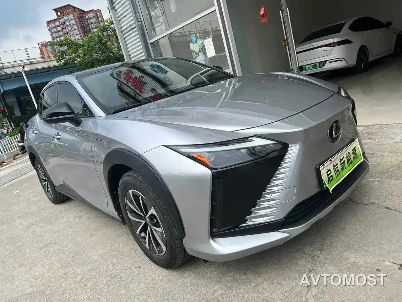 Lexus RZ 2023 450e 4WD Deluxe — фото 3