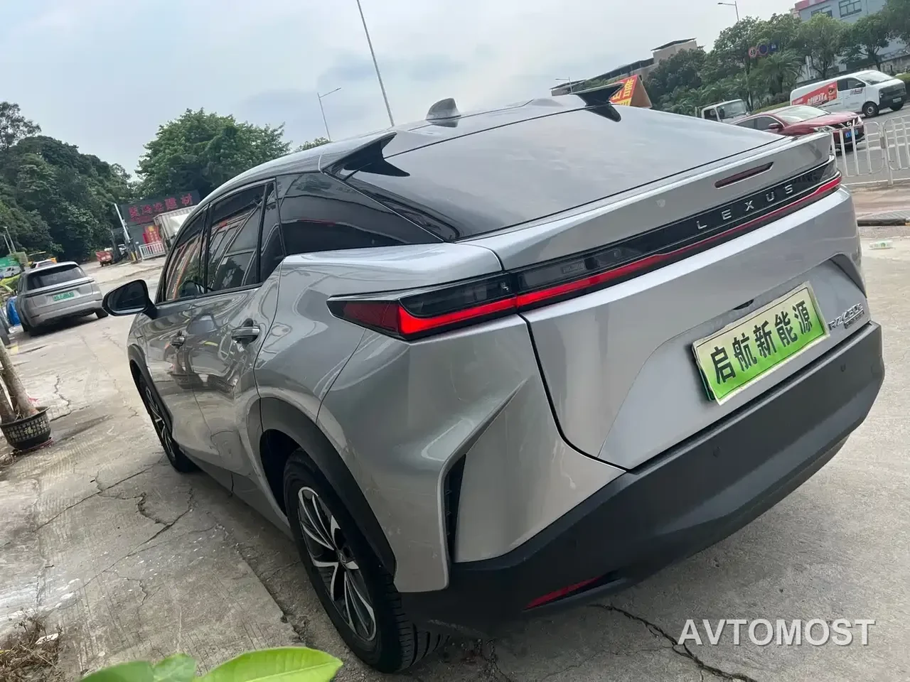 Lexus RZ 2023 450e 4WD Deluxe — фото 5