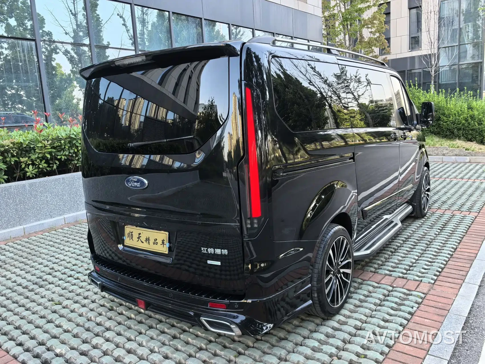 Ford Tourneo 2023 2.0T Automatic Premium Edition — фото 4