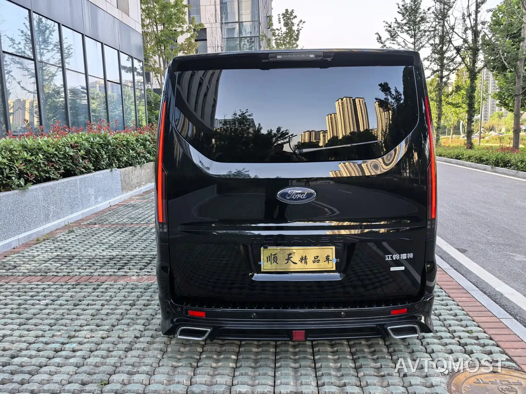 Ford Tourneo 2023 2.0T Automatic Premium Edition — фото 5