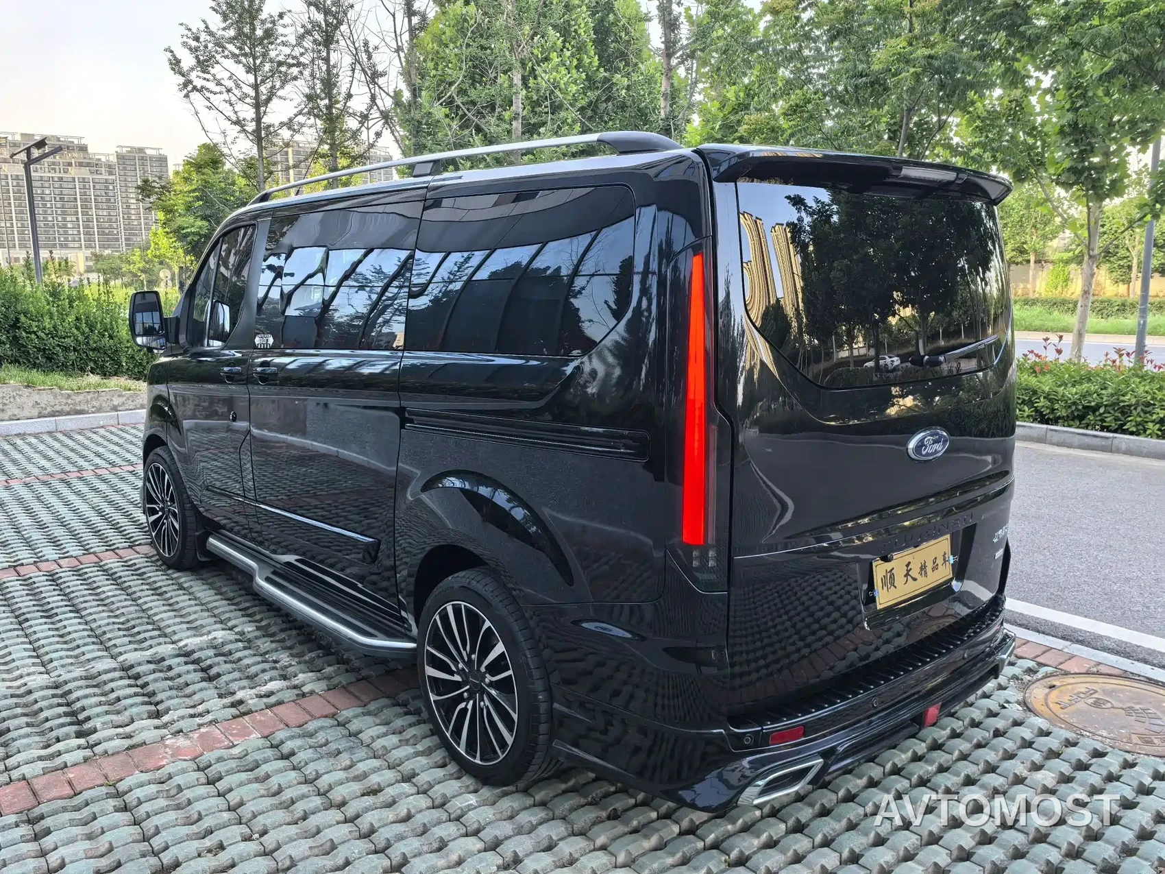 Ford Tourneo 2023 2.0T Automatic Premium Edition — фото 6