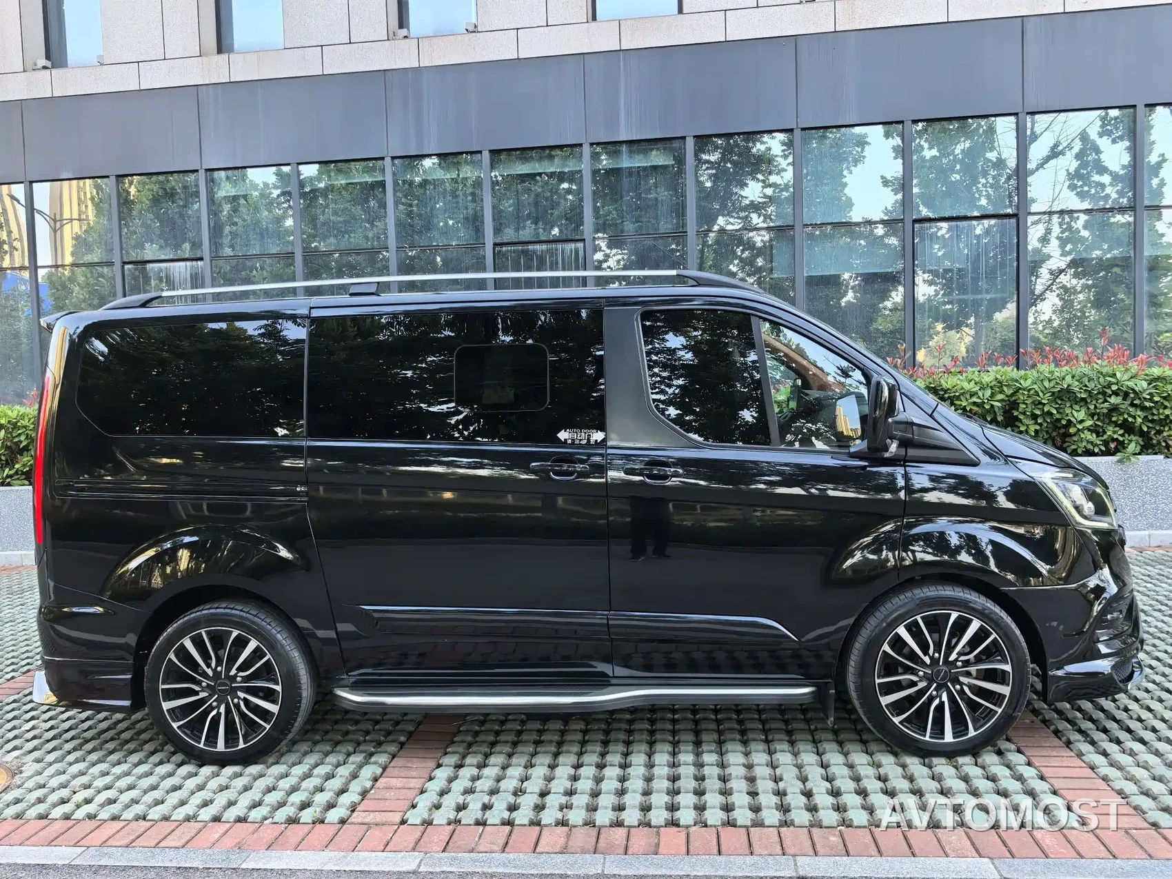 Ford Tourneo 2023 2.0T Automatic Premium Edition — фото 7