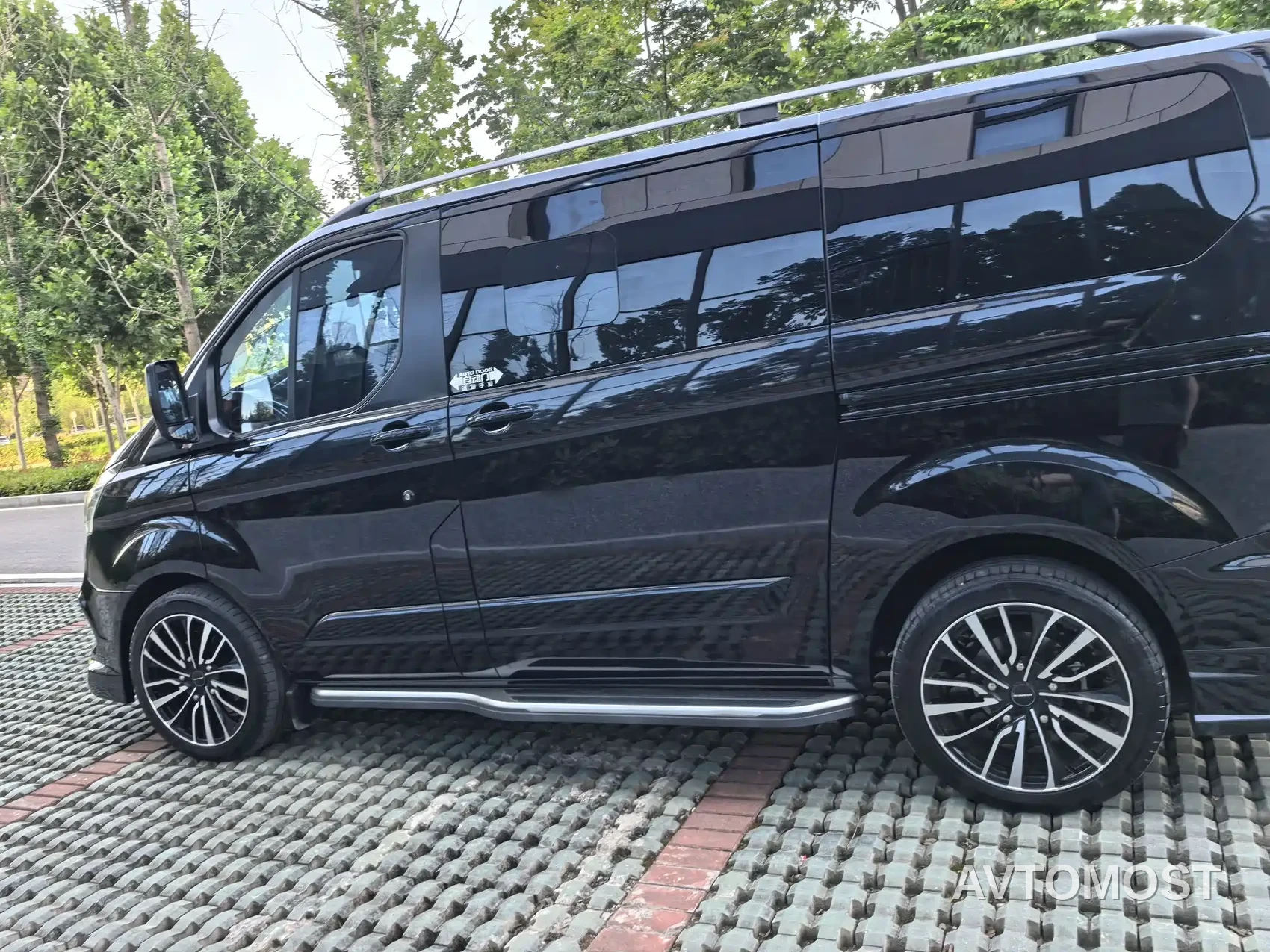 Ford Tourneo 2023 2.0T Automatic Premium Edition — фото 8