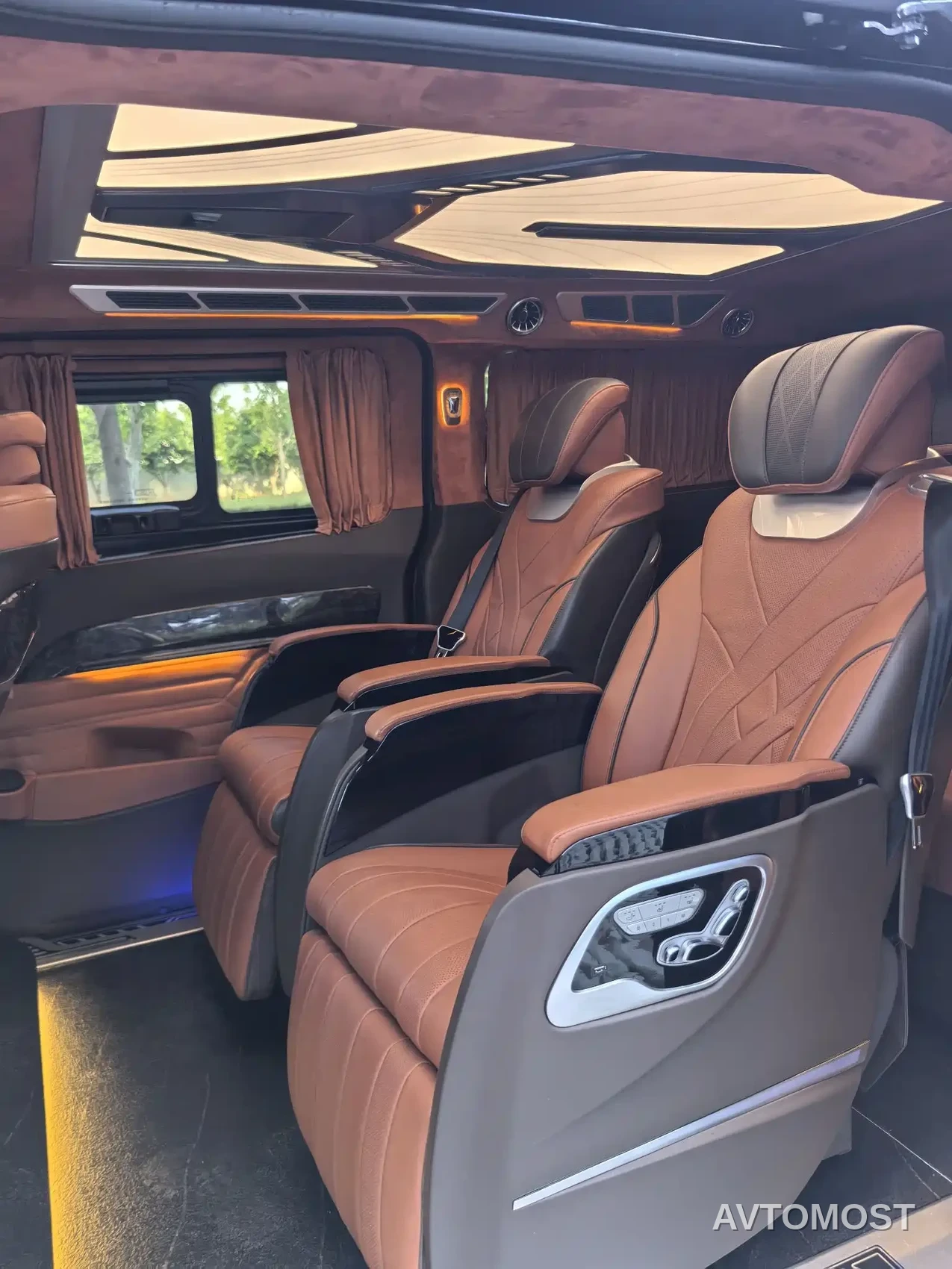 Ford Tourneo 2023 2.0T Automatic Premium Edition — фото 11