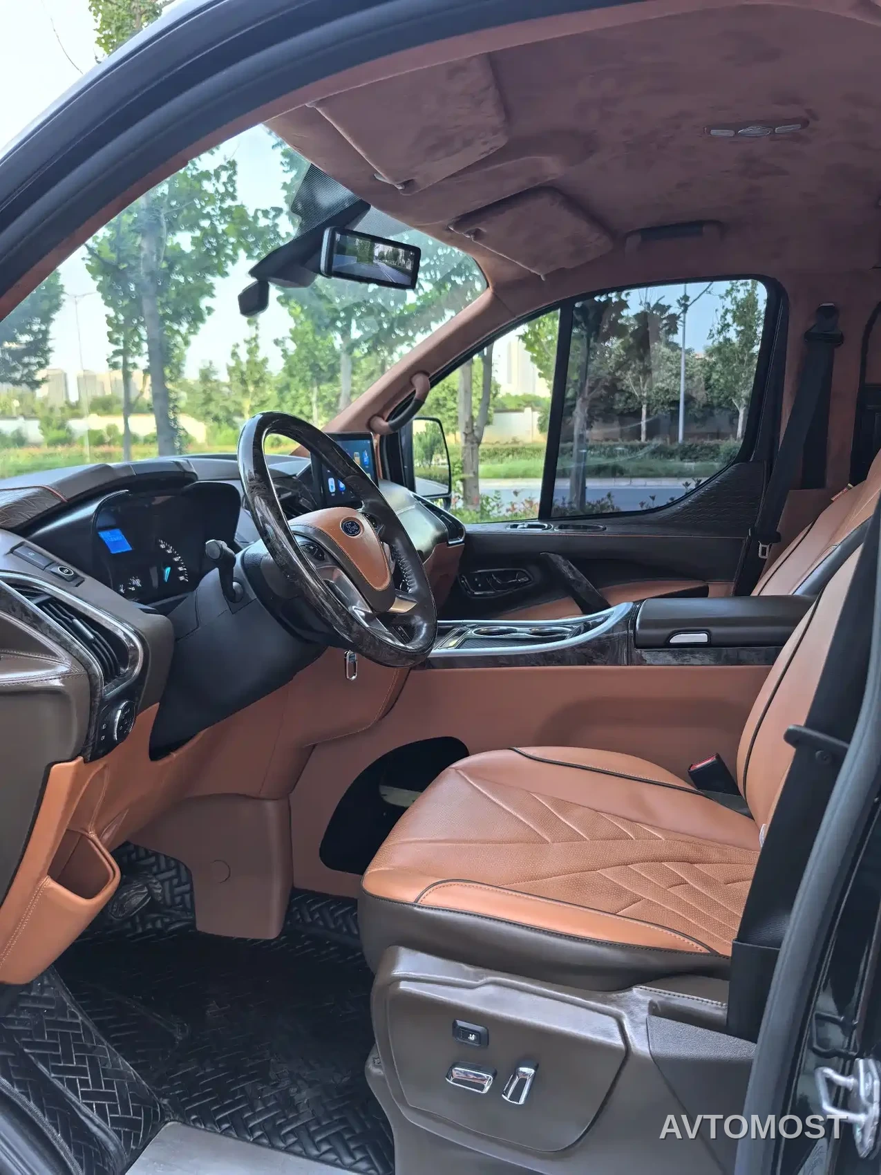 Ford Tourneo 2023 2.0T Automatic Premium Edition — фото 13