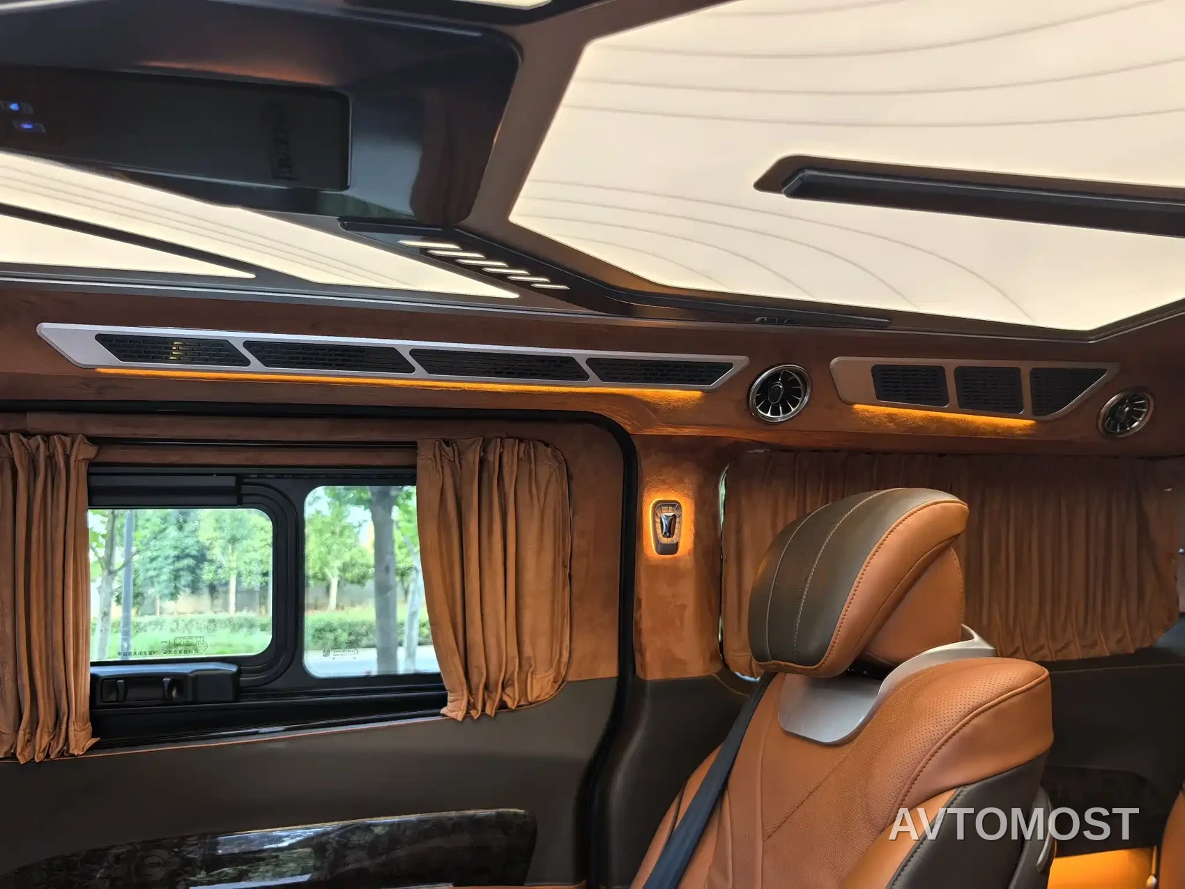 Ford Tourneo 2023 2.0T Automatic Premium Edition — фото 22