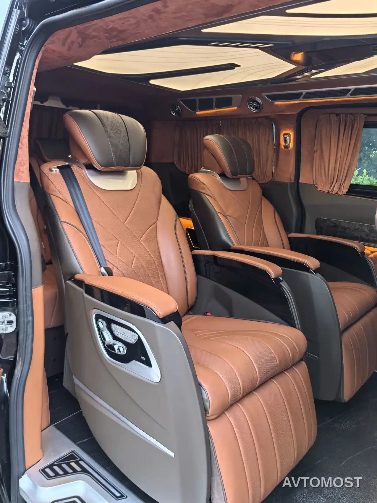 Ford Tourneo 2023 2.0T Automatic Premium Edition — фото 29