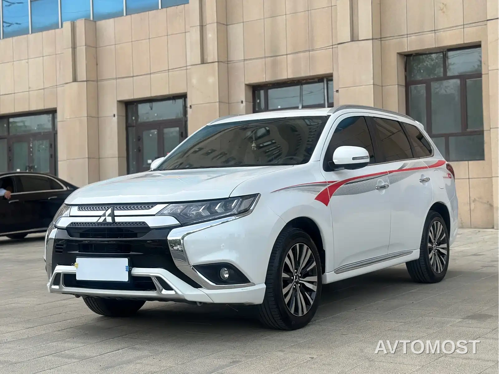 Mitsubishi Outlander 2021 2.4L 4WD Deluxe Edition 7-Seater — фото 1