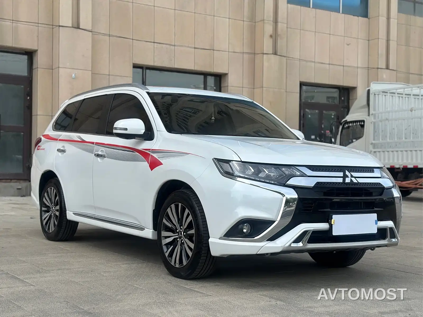 Mitsubishi Outlander 2021 2.4L 4WD Deluxe Edition 7-Seater — фото 3