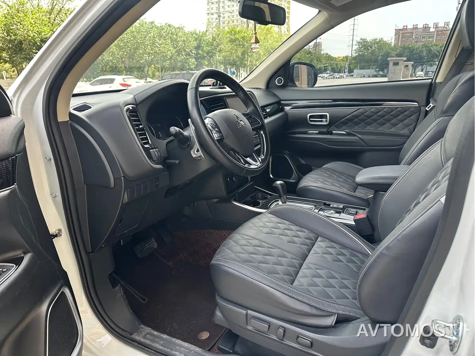 Mitsubishi Outlander 2021 2.4L 4WD Deluxe Edition 7-Seater — фото 4